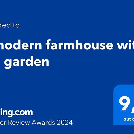 A Modern Farmhouse With Big Garden Trápeza Extérieur photo