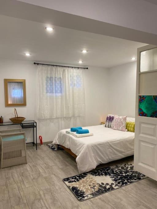 A Modern Farmhouse With Big Garden Trápeza Extérieur photo