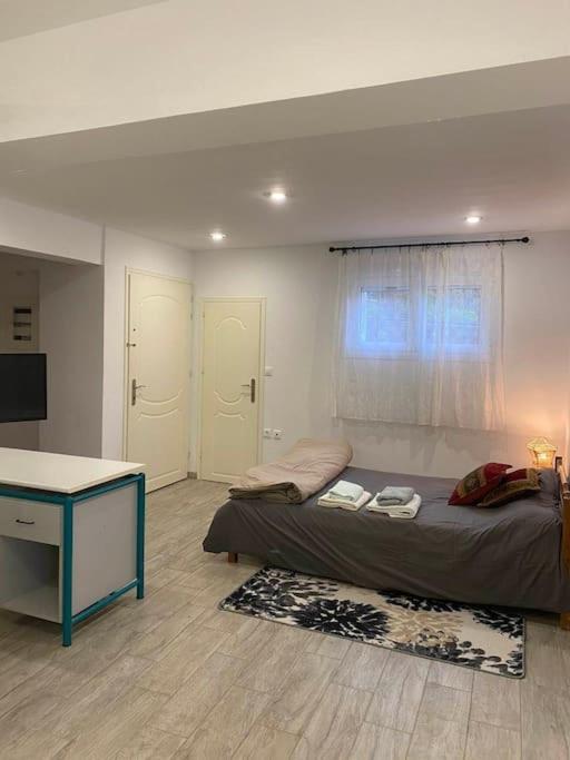 A Modern Farmhouse With Big Garden Trápeza Extérieur photo