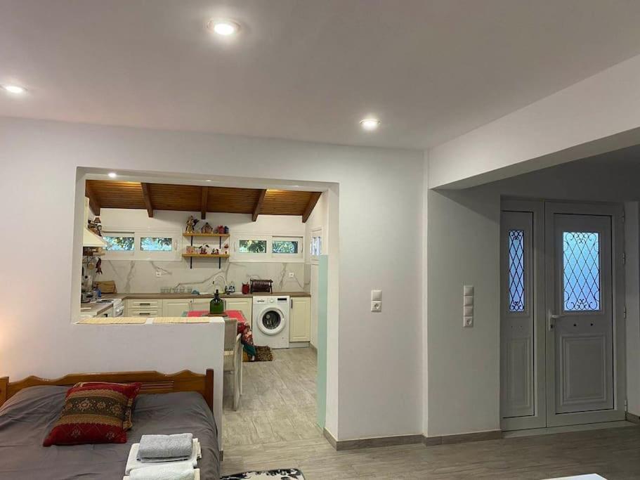 A Modern Farmhouse With Big Garden Trápeza Extérieur photo