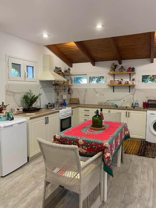 A Modern Farmhouse With Big Garden Trápeza Extérieur photo