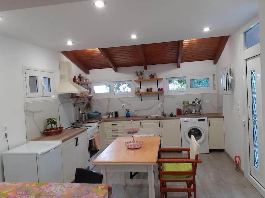 A Modern Farmhouse With Big Garden Trápeza Extérieur photo