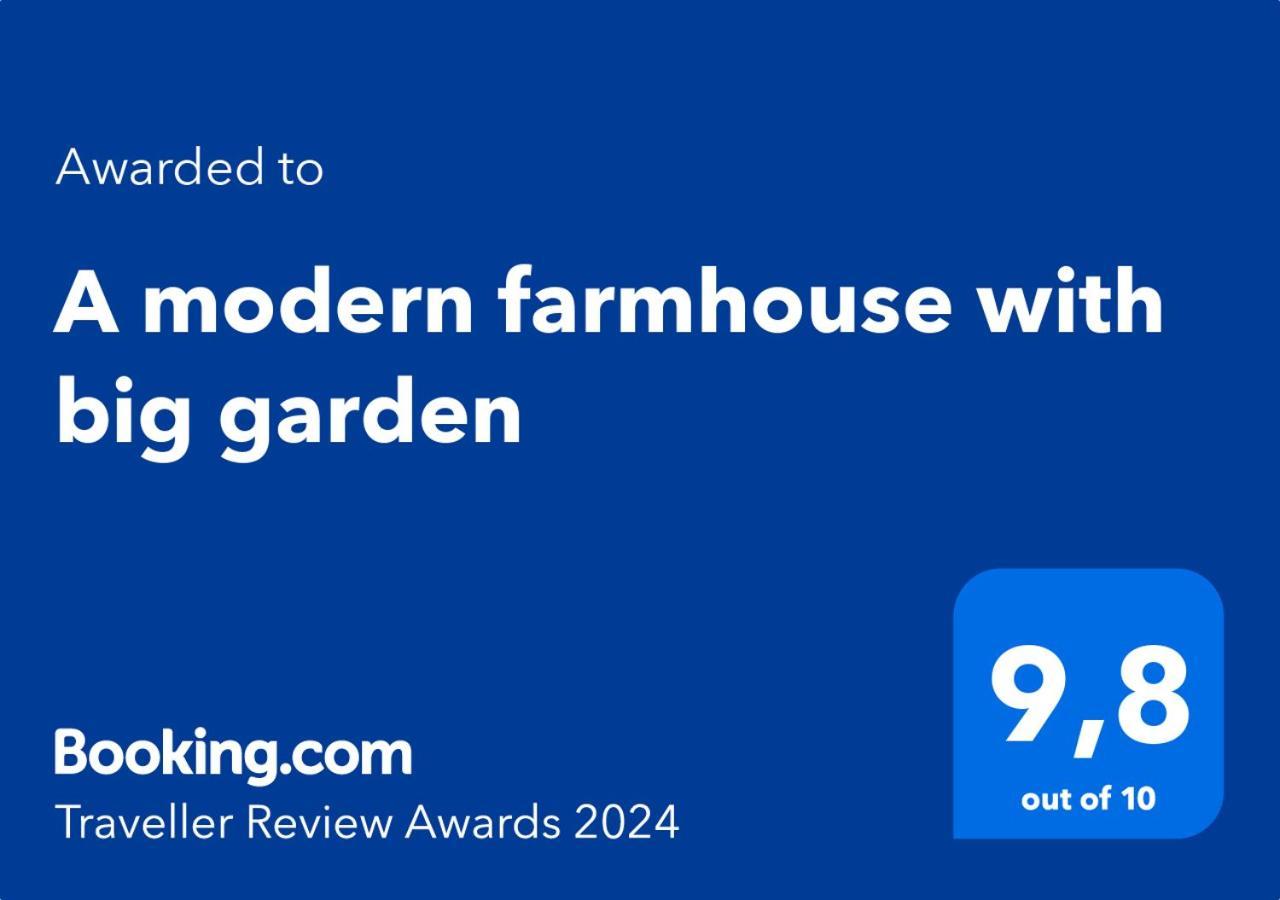 A Modern Farmhouse With Big Garden Trápeza Extérieur photo